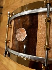 Caisse claire Doc Sweeney 14x5,5 Stave Claro Walnut &amp; Birdseye Maple avec matériel Aztec Gold Tout neuf