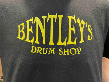 T-shirt à manches courtes avec police jaune de Bentley's Drum Shop