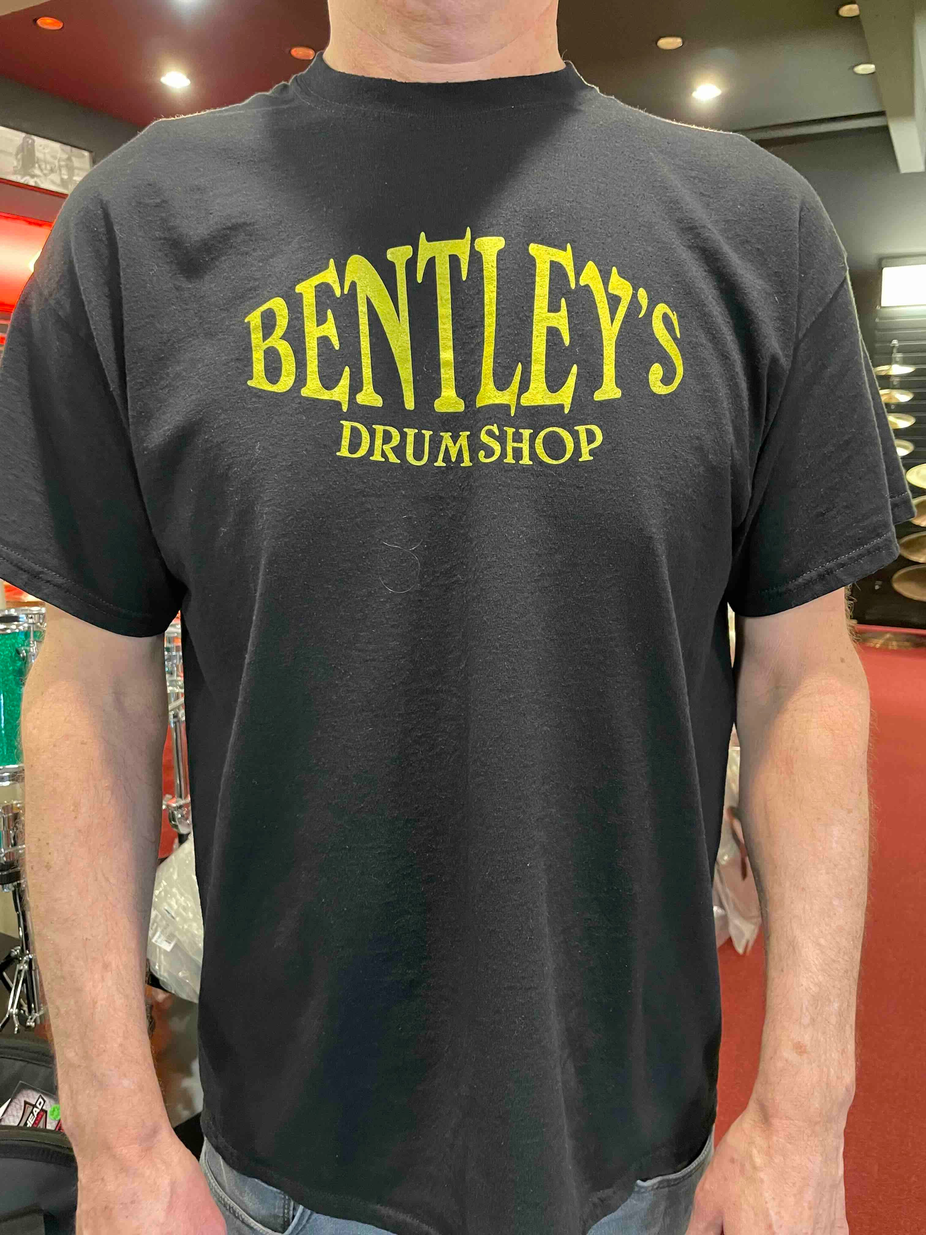 T-shirt à manches courtes avec police jaune de Bentley's Drum Shop