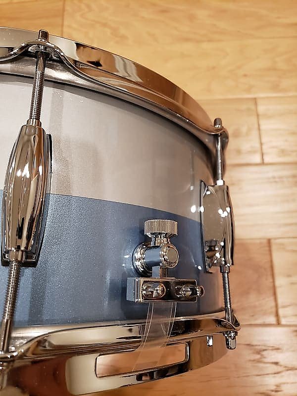 Caisse claire Gretsch Broadkaster 6,5 x 14 pouces en bleu glacier métallisé et argent brume bicolore