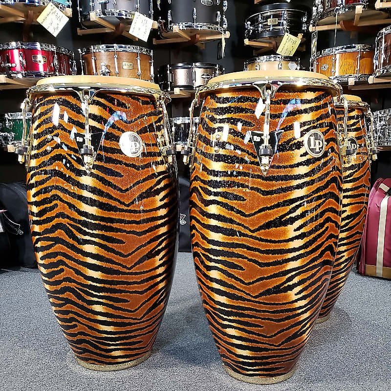 Trío de congas con la firma de Raul Rekow de Latin Percussion con acabado con estampado de tigre y herrajes dorados