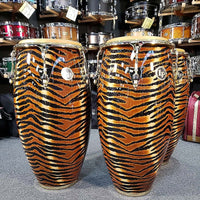 Trío de congas con la firma de Raul Rekow de Latin Percussion con acabado con estampado de tigre y herrajes dorados