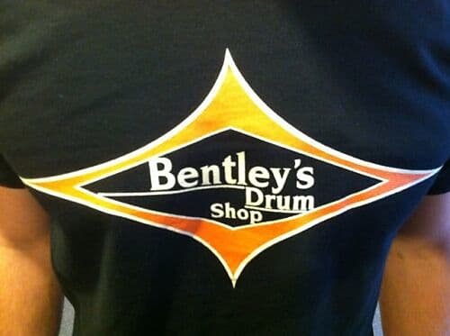 T-shirt à manches courtes avec écusson de la boutique de batterie de Bentley