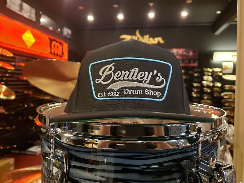 Casquette Snapback en tissu Drum Shop de Bentley, noire avec logo bleu et blanc