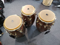 Trío de congas con la firma de Raul Rekow de Latin Percussion con acabado con estampado de tigre y herrajes dorados