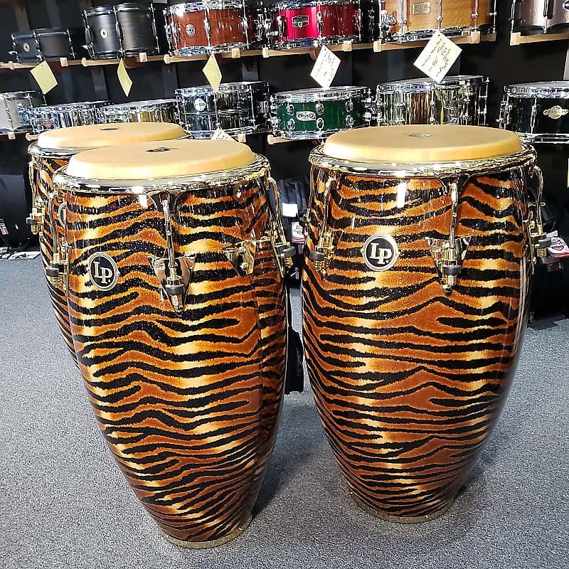 Trío de congas con la firma de Raul Rekow de Latin Percussion con acabado con estampado de tigre y herrajes dorados