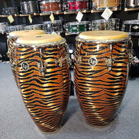 Trío de congas con la firma de Raul Rekow de Latin Percussion con acabado con estampado de tigre y herrajes dorados
