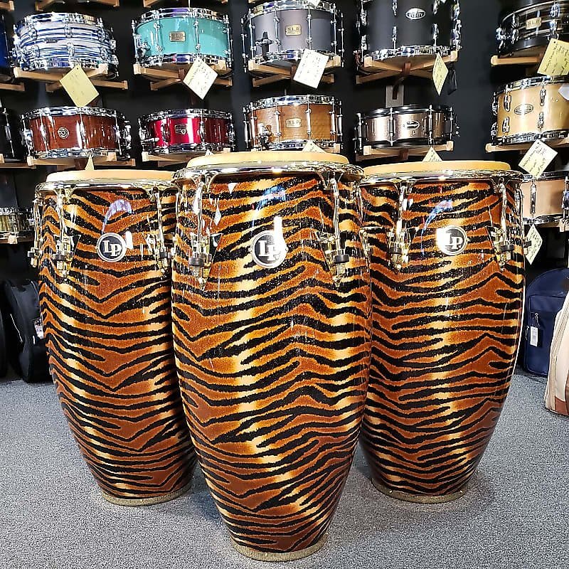 Trío de congas con la firma de Raul Rekow de Latin Percussion con acabado con estampado de tigre y herrajes dorados