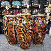 Trío de congas con la firma de Raul Rekow de Latin Percussion con acabado con estampado de tigre y herrajes dorados