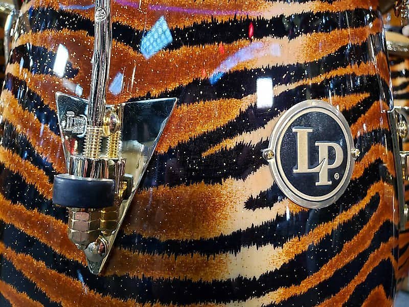 Trío de congas con la firma de Raul Rekow de Latin Percussion con acabado con estampado de tigre y herrajes dorados