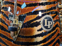 Trío de congas con la firma de Raul Rekow de Latin Percussion con acabado con estampado de tigre y herrajes dorados